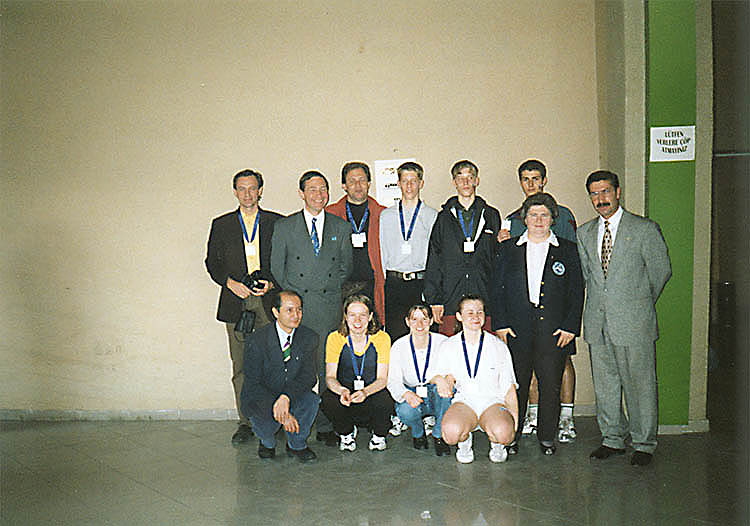 Stříbrní z ME juniorů Istambul 97, bří. Turkové, F. Brožová, H. Milisová, 2. vlevo nahoře prezident EBU T. Berg