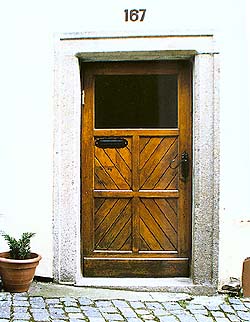 Kostelní no. 167, portal  