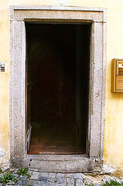 Kostelní no. 165, portal  