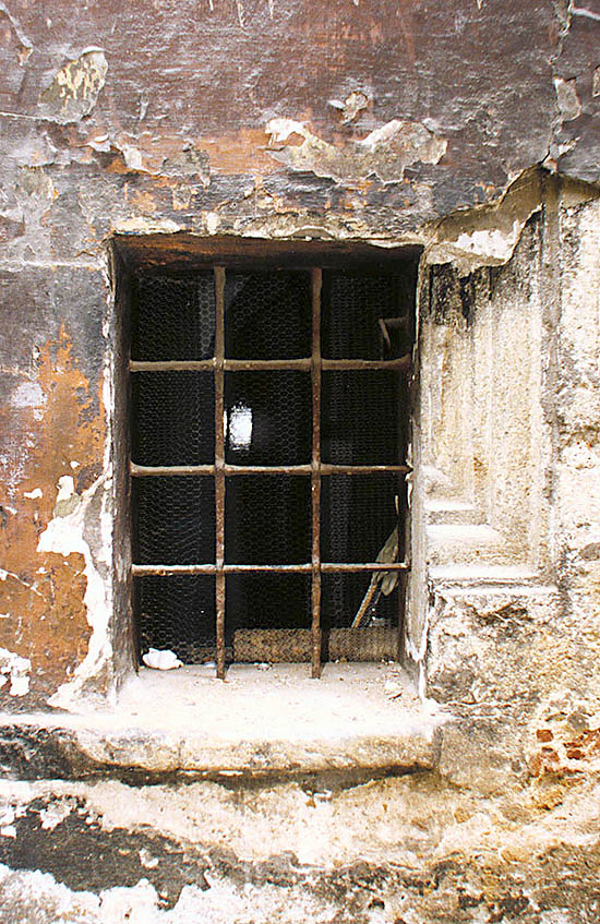 Radniční č.p. 27 - zbytky kamenného ostění okénka, stav před rekonstrukcí
