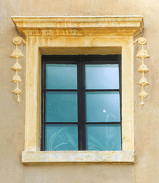 Náměstí Svornosti no. 4, decorations around windows