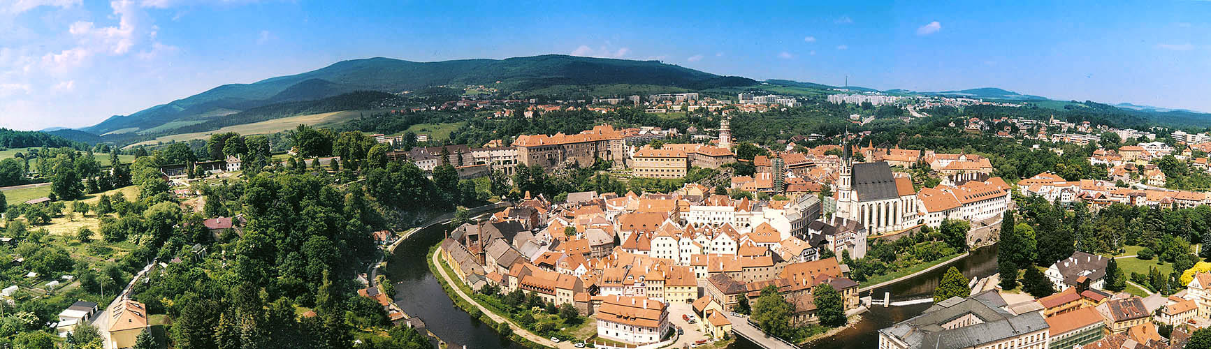 Panoramatický pohled na Český Krumlov (letecký)