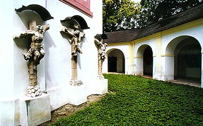 Kapelle auf dem Hügel Křížová hora (Kreuzberg) in Český Krumlov, Kalvarienberg, Gesamtansicht 