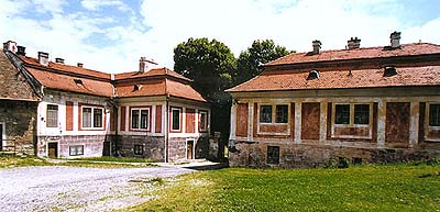 Kvítkův Dvůr, agricultural buildings near the courtyard entrance 