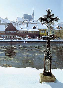 Kreuz am Ufer des Flusses Vltava (Moldau) in Český Krumlov, Winteransicht, foto:  Libor Sváček 