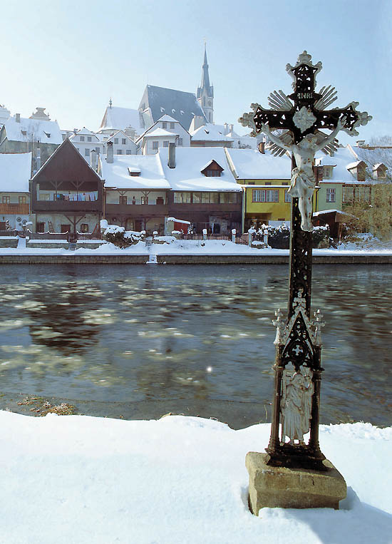 Kreuz am Ufer des Flusses Vltava (Moldau) in Český Krumlov, Winteransicht, foto:  Libor Sváček