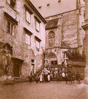 Horní Nr. 159, Kaplanhaus, im Hintergrund die Kirche St. Veit und die Einwohner der Stadt Český Krumlov, ein historisches Foto, foto:  J.Wolf 