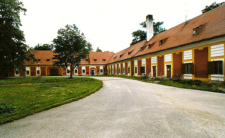 Schloss Červený Dvůr, Wirtschaftsgebäude