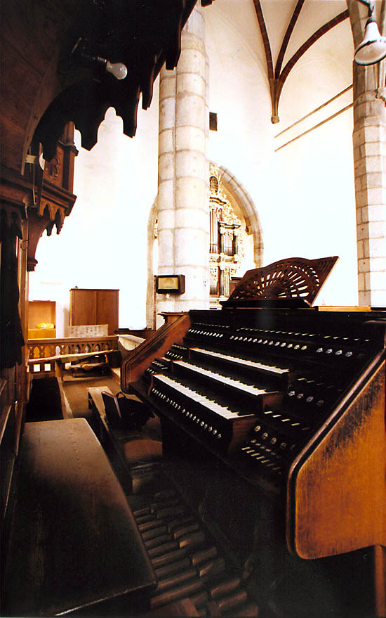 Kostel sv. Víta v Českém Krumlově, hlavní varhany, pohled na klávesy