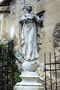 Statue der Jungfrau Mari am Bärengraben des Schlosses Český Krumlov, Replik des Originals aus dem Ende des 18. Jahrhunderts 