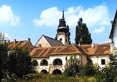 Zámek Omlenička, v pozadí věž barokního kostela, foto: Lubor Mrázek 
