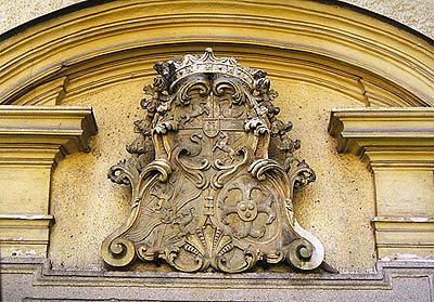 Omlenička, Barockkirche aus dem Jahre 1732, Tympanon des Eintrittsportals mit dem Wappen der Grafen von Nütz und Thürheim aus der 1. Hälfte des 18. Jahrhunderts, foto:  Lubor Mrázek 