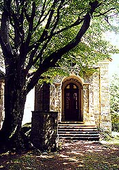 Poutní místo Maria Rast u Vyššího Brodu, novorománská kaple Panny Marie z 19. století, vstupní portál, v popředí kamenná kazatelna, foto: Lubor Mrázek 
