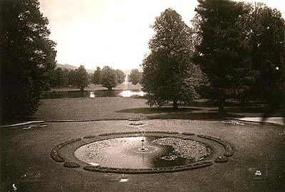 Fontäne im Park des Schlosses Červený Dvůr, ein historisches Foto 