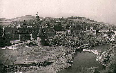 Pohled na pivovar a pivovarskou zahradu (bývalou zahradu klarisek) v Českém Krumlově z Havraní skály,  historické foto 