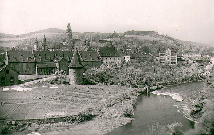 Pohled na pivovar a pivovarskou zahradu (bývalou zahradu klarisek) v Českém Krumlově z Havraní skály,  historické foto