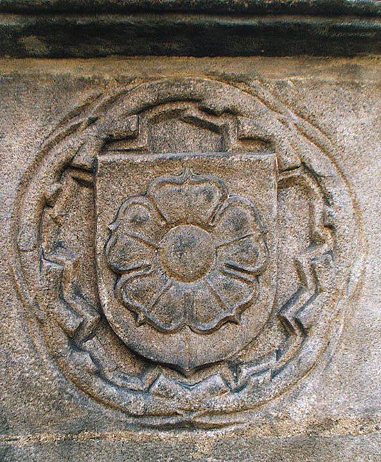 Horní Nr. 159, Kaplanhaus, Detail, steinerne Rosenberger Rose am Erker