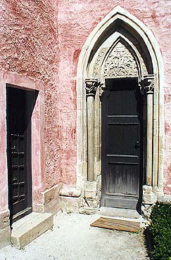 Kloster Zlatá Koruna, Kapelle der Schutzengel, gotisches Portal 