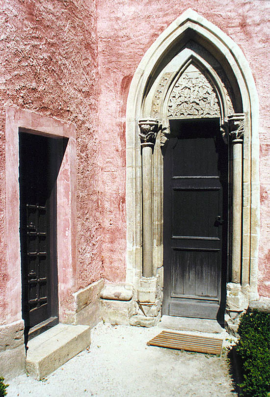 Kloster Zlatá Koruna, Kapelle der Schutzengel, gotisches Portal