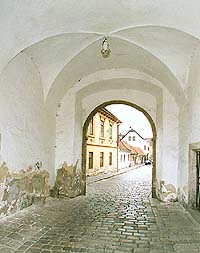 Latrán Nr. 104, Budějovická brána (Budweiser Tor), Gewölbe, Durchsicht in Richtung in die Stadt 