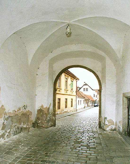 Latrán č.p. 105, Budějovická brána, klenba, průhled směrem do města