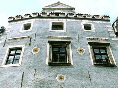 Latrán no. 18, gable of the main facade 