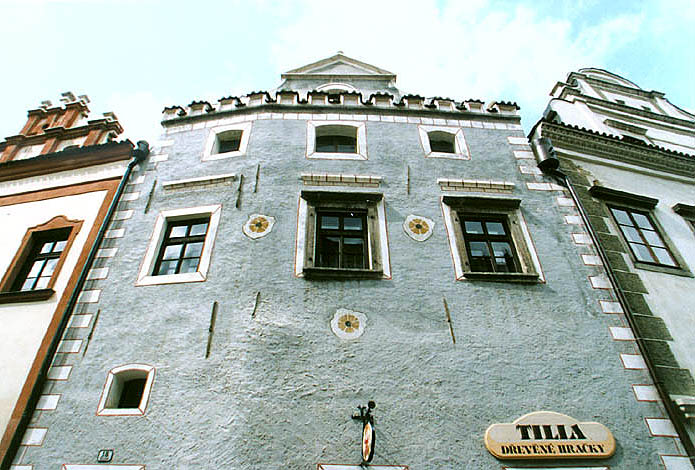 Latrán no. 18, gable of the main facade
