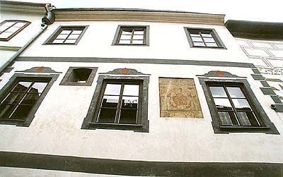 Dlouhá Nr. 99, Hauptstirnseite, fünfblättrige Rosenberger Renaissancerose an der Fassade 
