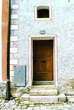 Latrán no. 18, Renaissance door and window jambs 