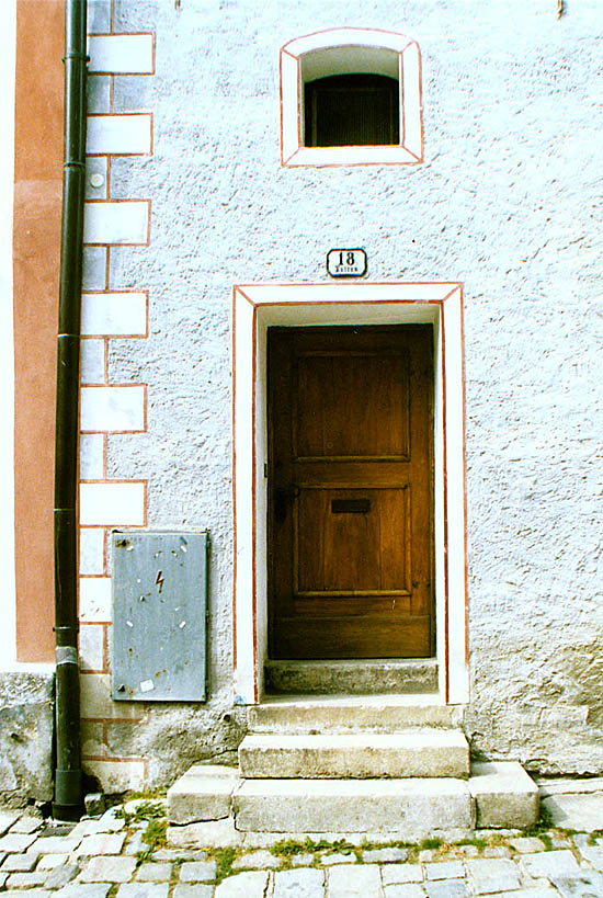 Latrán no. 18, Renaissance door and window jambs