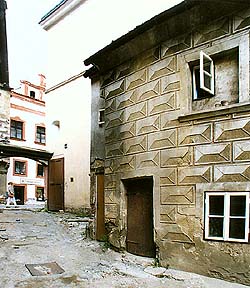 Latrán no. 16, side facade, sgrafitto facade 