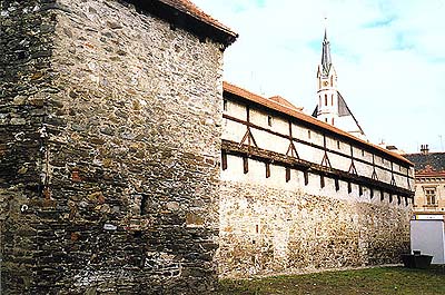 Vnější část zachovaných městských hradeb ze 16. století v Kájovské ulici směrem k řece Vltavě, foto: Pavel Slavko 