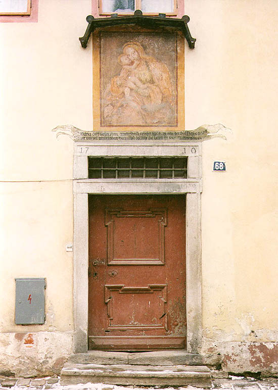 Latrán č. p. 68, obraz nad vstupním portálem, foto: Ladislav Pouzar