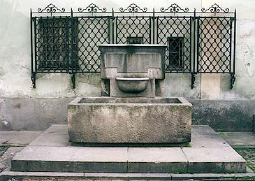 Latrán no.  13, fountain on the building´s courtyard - condition before reconstruction, foto: Ladislav Pouzar 