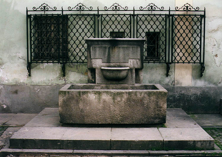 Latrán no.  13, fountain on the building´s courtyard - condition before reconstruction, foto: Ladislav Pouzar