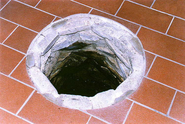 Kájovská č. p. 63, studna v suterénu objektu, foto Jiří Krška
