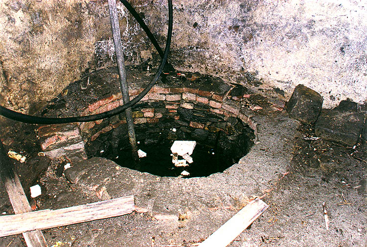 Soukenická č. p. 33, studna ve sklepě objektu, foto Jiří Krška
