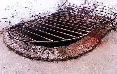 Kájovská č. p. 54, studna ve sklepě objektu, foto Jiří Krška Kájovská č. p. 54, studna ve sklepě objektu, foto Jiří Krška