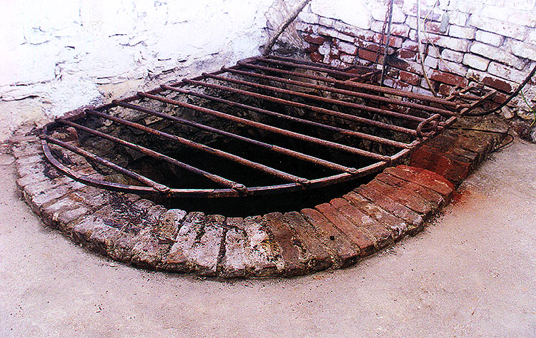Kájovská č. p. 54, studna ve sklepě objektu, foto Jiří Krška