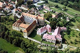 Zlatá Koruna, Luftaufnahme des Klosters und der Umgebung 