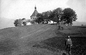 Historisches Foto des Wallfahrtsareals auf dem Hügel Křížová hora (Kreuzberg), um 1900, Staatliches Bezirksarchiv, Autor: unbekannt 