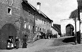 Ansicht des nördlichen Teils der Straßenstirnsiete des Gebäudekomplexes des ehemaligen Fričko-Hofes, um 1900, Staatliches Bezirksarchiv 