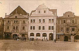 Náměstí Svornosti Nr.  12, 13 und 14, ein historisches Foto 