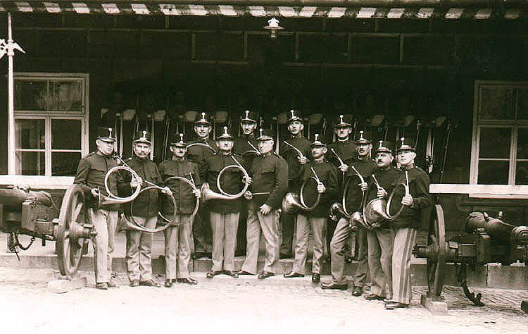 Schwarzenberg grenadiers' band on 2nd courtyard of Český Krumlov Castle, early 20th century, historical photo, foto: Micko