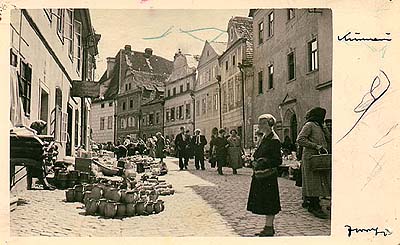 Die Široká-Gasse (Breite Gasse) in Český Krumlov, Jahrmarkt, ein historisches Foto 
