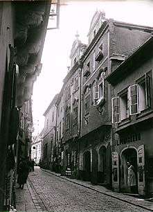 Durchsicht durch die Radniční-Gasse (Rathausgasse) in Český Krumlov, ein historisches Foto 