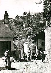 Ein Gässchen in Plešivec in Český Krumlov, zeitgenössische Einwohner der Stadt, ein historisches Foto 