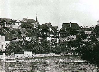 Stadtviertel Plešivec in Český Krumlov, Ansicht vom Fluss Vltava (Moldau), ein historisches Foto 