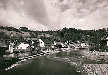 Ansicht des Flusses Vltava (Moldau) und der Rybářská-Gasse (Fischergasse) in Český Krumlov, ein historisches Foto 