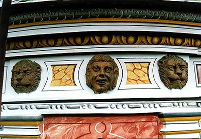 Český Krumlov, Zámek č. p. 59 - Zámecká věž, detail maskaronů, 16. století 